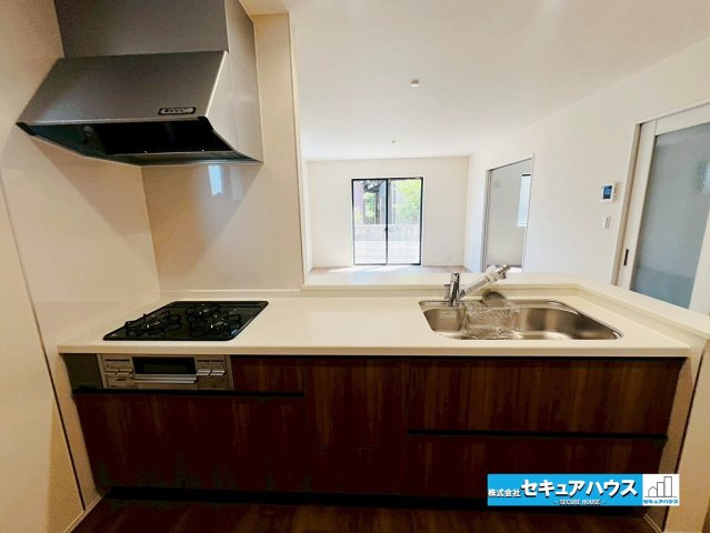 【本日ご案内可能】大府市吉川町　全2棟のキッチン|【キッチン】
◆同時にたくさんの料理が調理できる3口コンロ。「焼く・蒸す・煮る」の工程を同時進行で進めることができるので、料理を素早く作ることができます。育児でバタバタ忙しいママに嬉しい♪　　　　　　