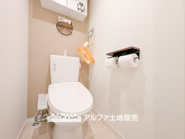 シャルマンコーポ第2芦花公園のトイレ|【Warm water flush toilet】
◆温水洗浄便座付きトイレ◆お掃除も楽々。快適に過ごすためには今や欠かせない設備の一つです。壁掛けリモコンで使いやすくいつでも清潔に保てます。