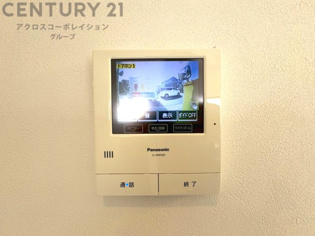 訪問者が来たときにテレビ画面で確認できるため、安心してドアを開けられます。録画機能があるものもあり、留守中に来訪者を記録しておくことができます。利便性が高く、セキュリティ面でも安心です。