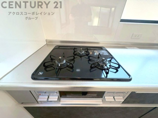 多数の調理器具を同時に使用でき、料理の効率化が可能。省エネで節約になり、様々な料理スタイルに適応できます。また、火力調整が独立しており、手入れや掃除もしやすく、今よりもっとお料理が楽しくなるかも。