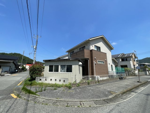 中古戸建・中古住宅　足利市毛野新町3丁目　毛野小学校・毛野中学校の前面道路含む現地写真|陽当たり良好な角地物件！