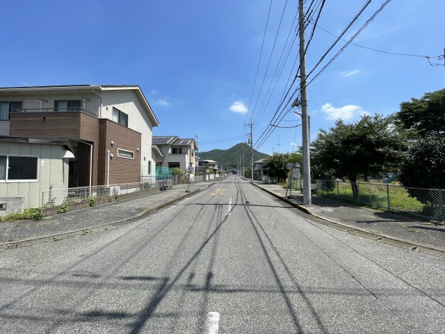 中古戸建・中古住宅　足利市毛野新町3丁目　毛野小学校・毛野中学校の前面道路含む現地写真