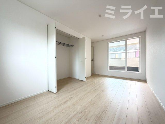【新築戸建】札幌市東区北51条東2丁目2棟の洋室|2階洋室から出入りできるルーフバルコニーを設置しています。