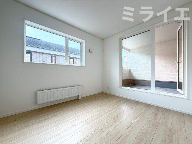 【新築戸建】札幌市東区北51条東2丁目2棟の洋室|2階洋室から出入りできるルーフバルコニーを設置しています。