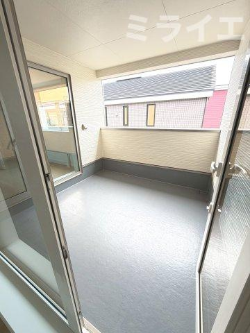 【新築戸建】札幌市東区北51条東2丁目2棟のバルコニー|屋根付きのルーフバルコニーを採用しており、雨や雪が入りにくい設計です。洗濯物干しはもちろん、椅子を置いてくつろげるゆとりのある広さを確保しています。