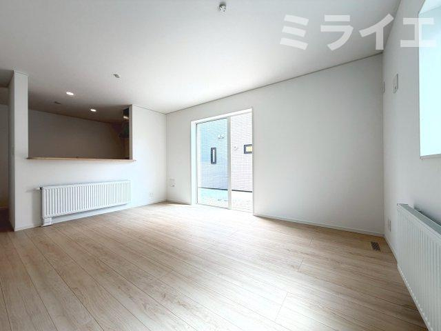 【新築戸建】札幌市東区北51条東2丁目2棟の居間・リビング|リビング全体を見渡せる対面キッチンを採用。壁・床・建具は白を基調とした内装で、明るく開放感のある空間を演出しています。