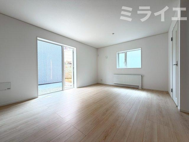 【新築戸建】札幌市東区北51条東2丁目2棟の居間・リビング|リビング全体を見渡せる対面キッチンを採用。壁・床・建具は白を基調とした内装で、明るく開放感のある空間を演出しています。