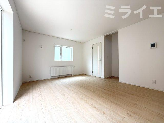 【新築戸建】札幌市東区北51条東2丁目2棟の居間・リビング|リビング全体を見渡せる対面キッチンを採用。壁・床・建具は白を基調とした内装で、明るく開放感のある空間を演出しています。