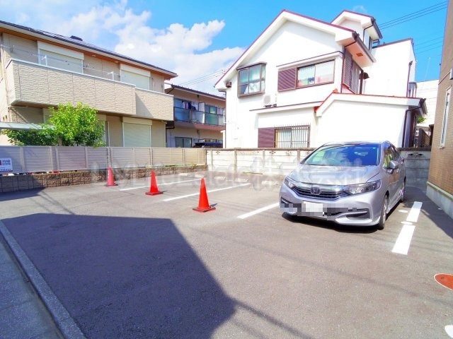 小平市仲町のテラスの駐車場