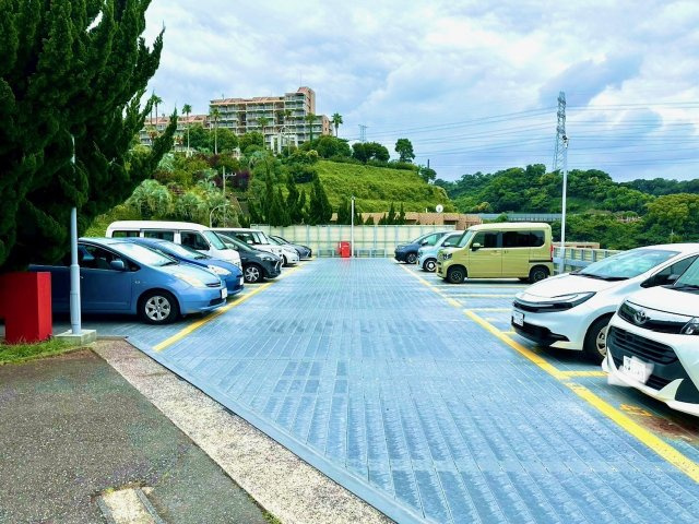 エステシティ湘南六浦4号棟の駐車場|荷物の積み下ろしもスムーズに行える敷地内駐車場。