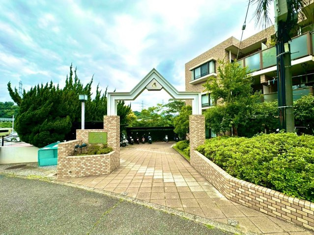エステシティ湘南六浦4号棟|手入れの行き届いたエントランスが住まいの印象を高めます。