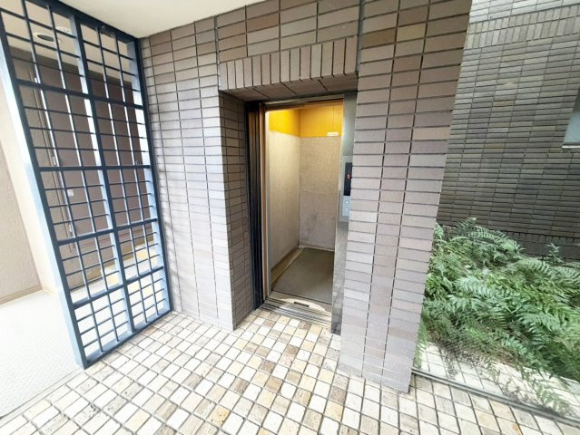 サンライズコート緑地公園のエントランス