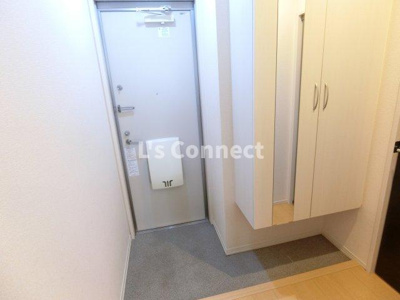 【玄関】 | アルカサル駅南Ｂ | 背の高い下駄箱には鏡付きで身だしなみチェック。