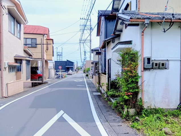売土地　静岡市清水区由比北田の前面道路含む現地写真|現在上物がありますが、解体更地渡しとなります。敷地が30坪とコンパクトな広さです。