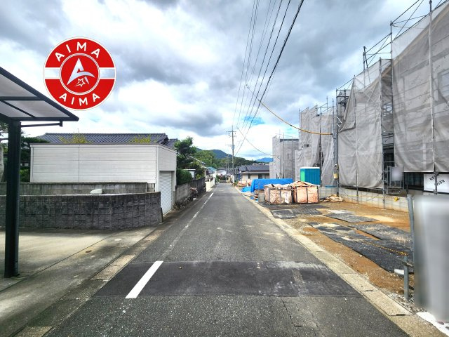 太宰府市石坂2丁目第3-3棟（3号棟）　の前面道路含む現地写真|前面道路は閑静な住宅地をはしる車通りの少ない道路。お車の出し入れが苦手なママや小さなお子様にも安心ですね。しっかり舗装もされているので、ベビーカーや自転車で通っても快適に通行できます。