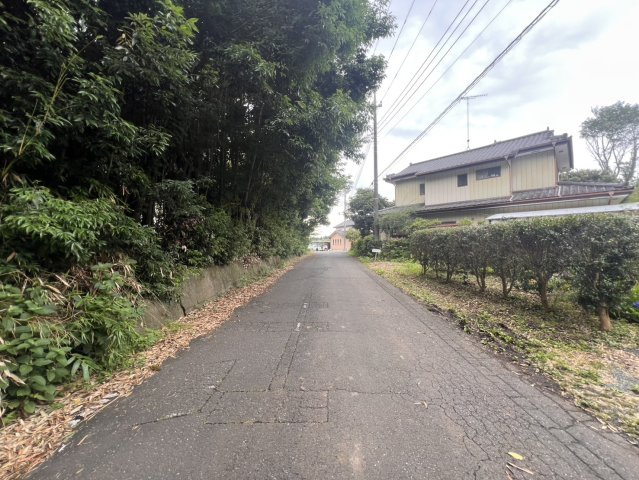 芳賀郡市貝町赤羽　中古戸建　使い方広がる建物2棟付き住宅！市貝町赤羽の緑豊かな住環境の前面道路含む現地写真