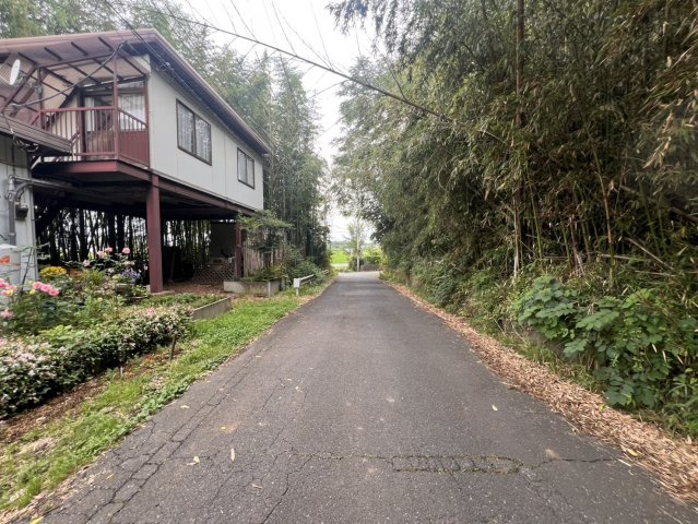 芳賀郡市貝町赤羽　中古戸建　使い方広がる建物2棟付き住宅！市貝町赤羽の緑豊かな住環境の前面道路含む現地写真