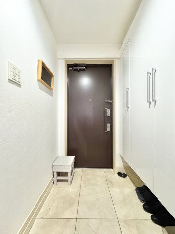 アーバンシティ浜松山手町の玄関|大理石風の床が明るく照らされている玄関には大きめのシューズクロークが備わっており沢山の靴などを収納できます☆