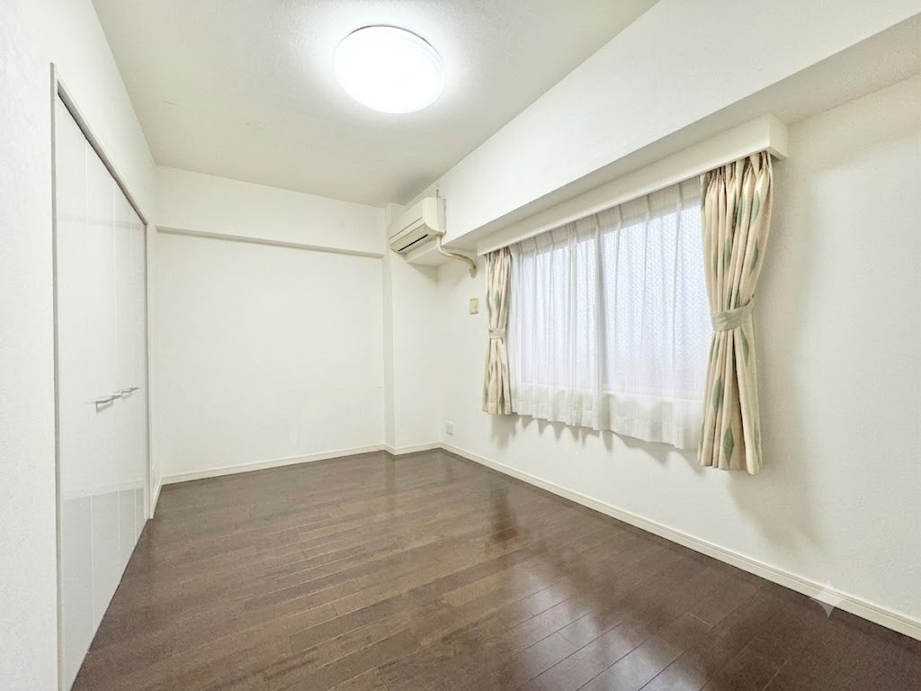 アーバンシティ浜松山手町の洋室|家具を消してみました。※イメージ画像です。
約5.1帖の洋室は窓があり明るい空間です。クローゼットも大きいので沢山の物が収納でき便利ですね。