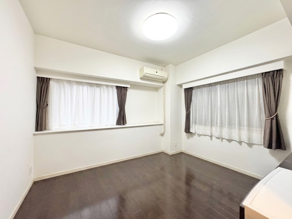 アーバンシティ浜松山手町の洋室|家具を消してみました。※イメージ画像です。
約6.7帖の洋室は二面採光でとても明るく気持ちの良い風が吹いてきます♫フローリングでお掃除もしやすいですね。