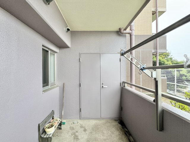 アーバンシティ浜松山手町のバルコニー|バルコニーにトランクルームがついてます。