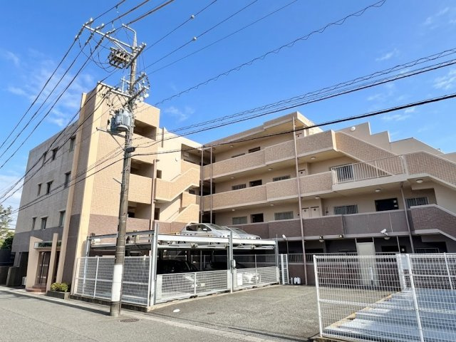 アーバンシティ浜松山手町の外観|青空に映える閑静な住宅街に建つ物件です。　