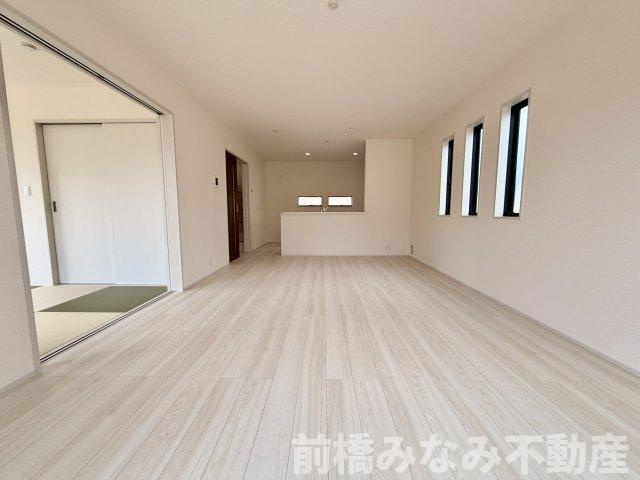 【新築】前橋市亀里町第１　３号棟(全３棟)　リーブルガーデン　新築建売分譲の居間・リビング|ゆったりとしたリビングです