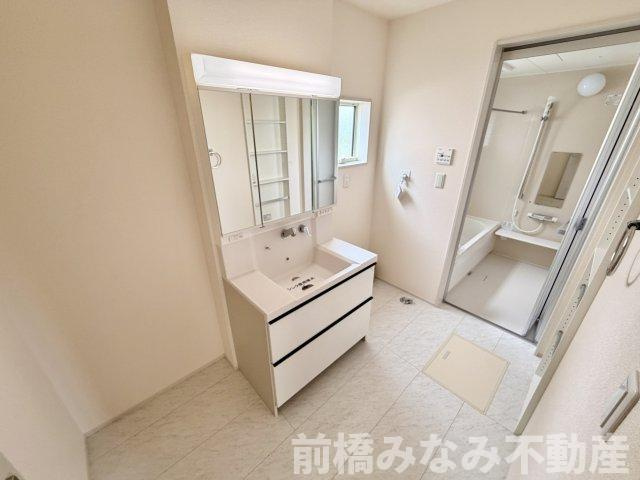 【新築】前橋市亀里町第１　２号棟(全３棟)　リーブルガーデン　新築建売分譲の独立洗面台|独立洗面台あり、毎朝おしゃれに忙しい女性の方におすすめです