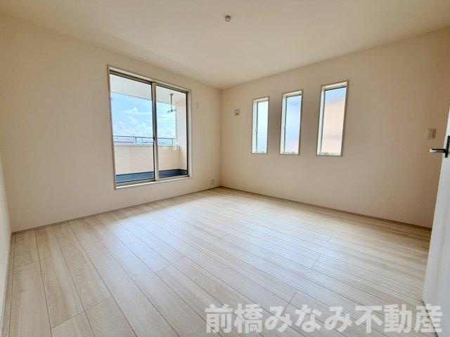 【新築】前橋市亀里町第１　２号棟(全３棟)　リーブルガーデン　新築建売分譲の洋室|明るい洋室です