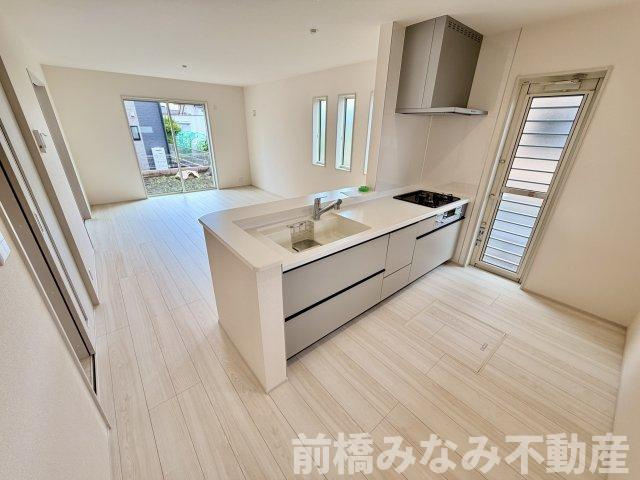 【新築】前橋市亀里町第１　２号棟(全３棟)　リーブルガーデン　新築建売分譲のキッチン|コンパクトなキッチンで掃除もラクラク
