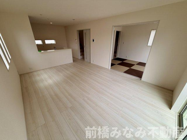 【新築】前橋市亀里町第１　２号棟(全３棟)　リーブルガーデン　新築建売分譲の居間・リビング|こちらのリビングで趣味の時間をお楽しみください