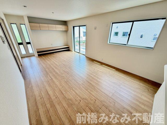 【新築】前橋市亀里町第１　１号棟(全３棟)　リーブルガーデン　新築建売分譲の居間・リビング|ゆったりとした居間です