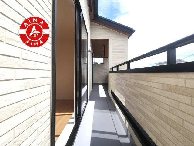筑紫野市原第2-1棟（1号棟）の外観：施工例|風をしっかりと感じられるバルコニーでは、毎日が洗濯日和です。広々としているので洗濯も楽しくなるでしょうし、気分転換にバルコニーからの眺めを楽しむのもいいでしょう。