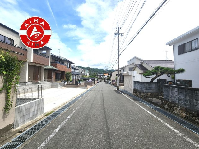 筑紫野市原第2-1棟（1号棟）の前面道路含む現地写真|前面道路は閑静な住宅地をはしる車通りの少ない道路。お車の出し入れが苦手なママや小さなお子様にも安心ですね。しっかり舗装もされているので、ベビーカーや自転車で通っても快適に通行できます。