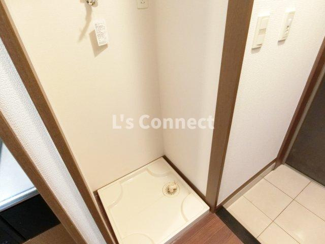 【設備】 | ガーデンさくら | 室内洗濯機置き場には排水パン付き。