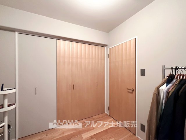 河辺ビューパレー多摩川の洋室|【comfort room】
◆落ち着きのある室内◆寝室としても子ども部屋としても使いやすく、暮らしの変化にも対応できる空間。日々の時間を穏やかに過ごせます。