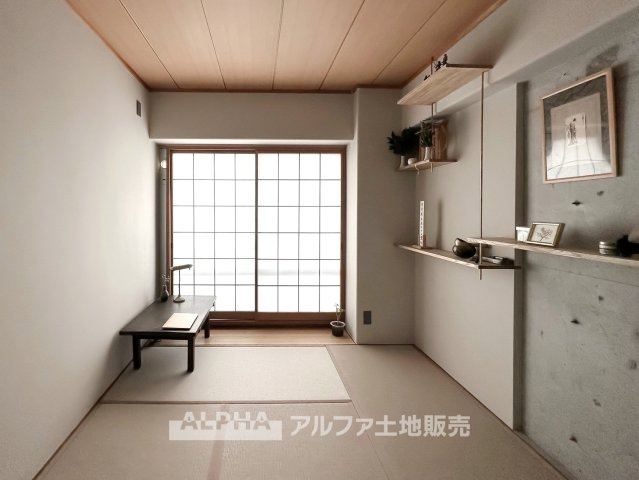 河辺ビューパレー多摩川の和室|【Japanese-room】
◆和室◆ライフスタイルに合わせて使い方を変えられる和室。趣味の時間や読書、家族団らんの場としても活用できます。