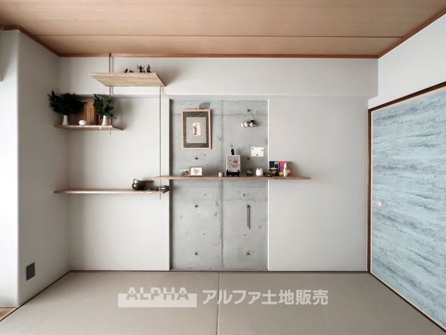 河辺ビューパレー多摩川の和室|【Japanese-room】
◆和室◆やさしい畳の香りに包まれる和室。季節を感じながらくつろげる、暮らしに落ち着きを添える空間です。