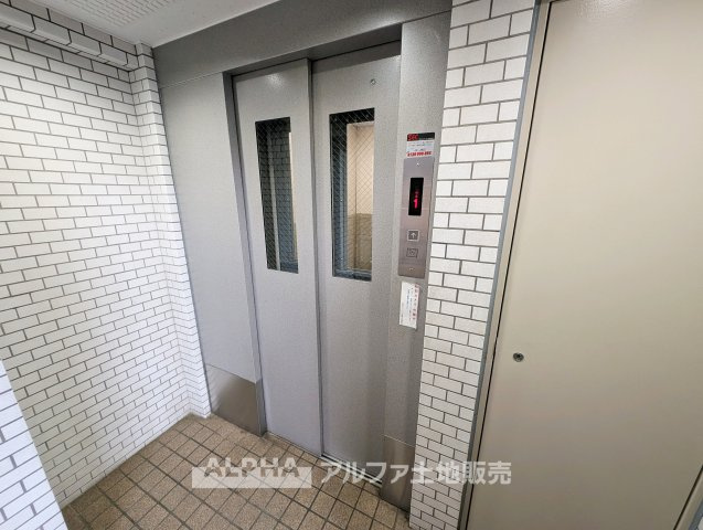 河辺ビューパレー多摩川のエントランス|【Elevator】
◆エレベーター◆重い荷物やベビーカーの移動もスムーズ。毎日の昇り降りの負担を軽減し、快適な暮らしを支える設備です。
