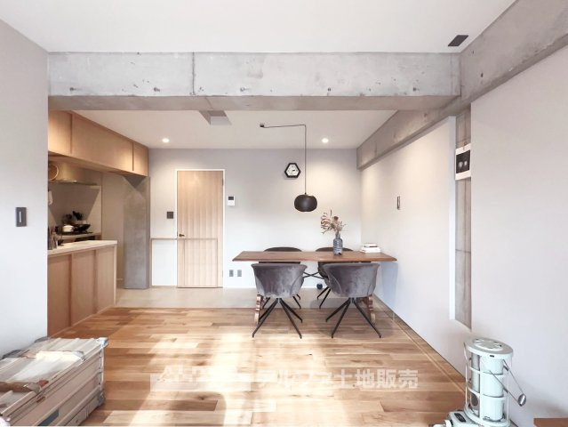 河辺ビューパレー多摩川の居間・リビング|【Gathering Place】
◆人を招きたくなる◆
友人とのホームパーティーや、ご親族との食事会など、大切な人と過ごす時間をより心地よく演出するリビングです。