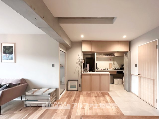 河辺ビューパレー多摩川の居間・リビング|【Living Room】
◆家族時間を育む◆
朝は食卓を囲み、昼はお子様の遊び場、夜は家族団らんのひととき。時間帯ごとに異なる役割を担い、暮らしの中心となるリビングです。