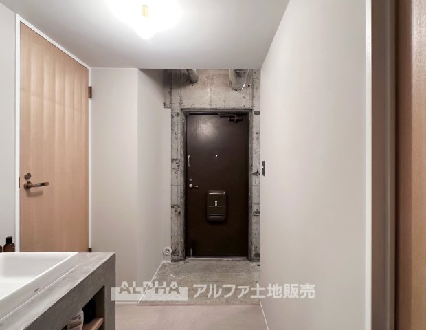 河辺ビューパレー多摩川の玄関|【Welcome Space】
◆玄関◆帰宅時にほっとできる、穏やかな空気感の玄関。整った空間が日々の切り替えを自然にサポートし、来客時にも好印象を与えます。