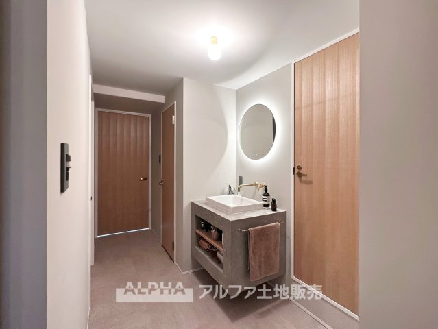 河辺ビューパレー多摩川の独立洗面台|【Powder room】
◆独立洗面台◆身支度がはかどる独立洗面台を採用。鏡まわりや下部収納を活用することで、日用品を整理しやすく清潔感のある空間を保てます。