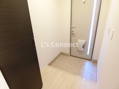 【玄関】 | ラトゥールⅤ | 背の高い下駄箱で靴も収納できます。