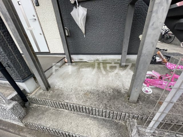 コーモド飯山満のエントランス