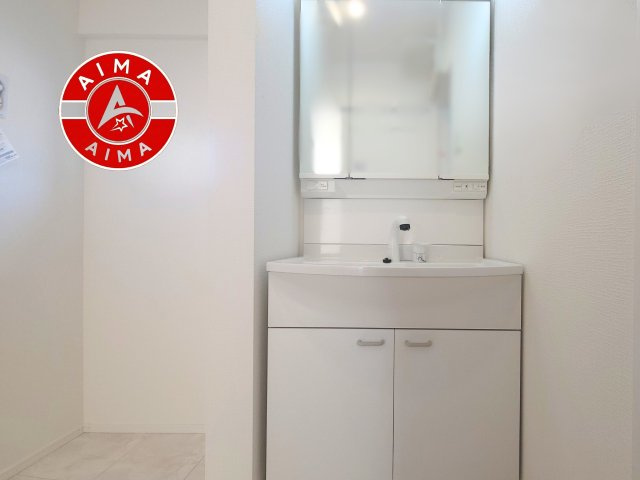 福岡市南区老司3丁目第1-2棟（A号棟）の内観：施工例|ゆとりの洗面スペースで朝の身支度もスムーズに。暮らしを快適に変えるシャワー付洗面台です！