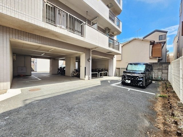 シェ・ソワ並木の駐車場
