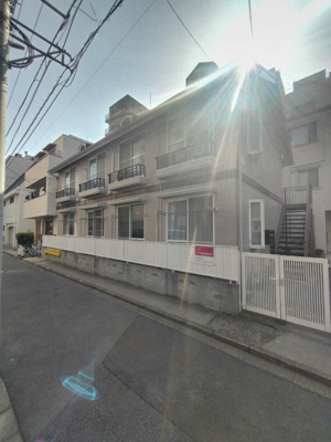 オシャレなダスティーカラーの外観♪京浜東北線「北浦和駅」徒歩3分♪公園・コンビニ近くです。