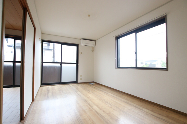日が当たり明るい印象のお部屋です！