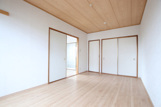 日が当たり明るい印象のお部屋です！